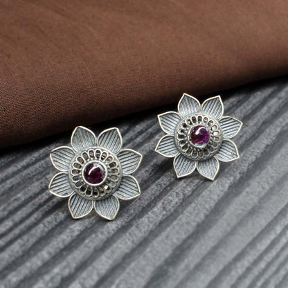 Flower shape Earnings with one pink stone