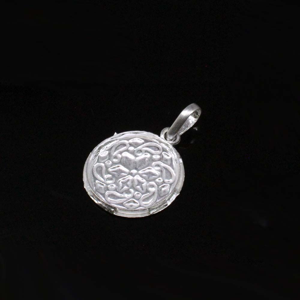 Traditional sterling silver pendant for women